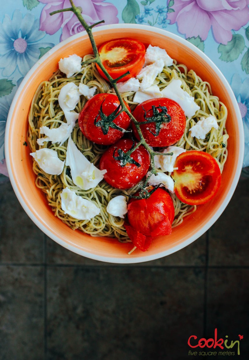 spaghetti-with-basil-pesto-mozzarella-and-roasted-vine-tomatoes-recipe-cookin5m2-1