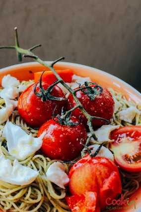 spaghetti-with-basil-pesto-mozzarella-and-roasted-vine-tomatoes-recipe-cookin5m2-4